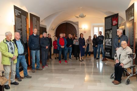 otvoritev razstave plamen upanja v Postojnski jami (4)